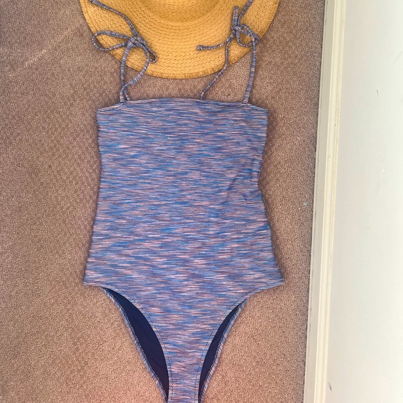 Aerie, medium, one piece - Picture 2 of 4